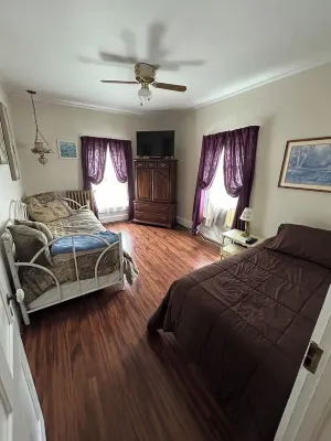 Bishop & DeSanto Family Inn, Sleeps 8 Hotels near Glenn H Curtiss Museum