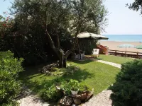 Apartment with garden on the beach.