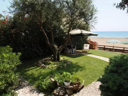 Apartment with garden on the beach.