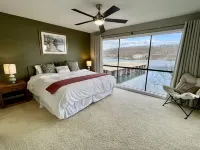 Astonishing view/Relaxing/Lakefront condo. Outdoor pool & Boat slip included.