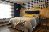 Family friendly bungalow with big yard and deck, close to town Hotels in Sanilac County