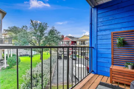 Dejablue Condo w/ pool on lake Texoma-Sleeps 8 Отели в г. Грейсон