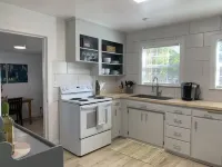 Quaint 2 Bedroom Flat Downtown Hotels in Cloverdale