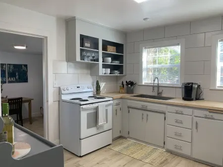 Quaint 2 Bedroom Flat Downtown