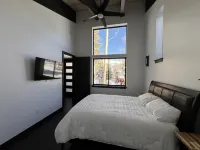 Chalet Black: Modern Ski Resort Haven in Wooded Paradise! 4 queen beds