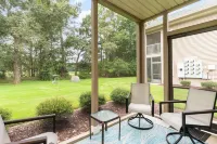 Stylish King + Queen Suites Lake-View End Unit, Golf & Beach Nearby – No Stairs