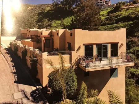 "Santa Fe style at the Beach" Отели рядом с достопримечательностью «Эмма Вуд Стейт Бич»