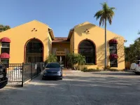 Super Clean!  Minutes to Siesta Key.