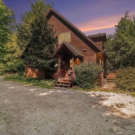 Treehouse feel, sleeps 10! Near Crystal Lake’s South Shore public beach and CSA.