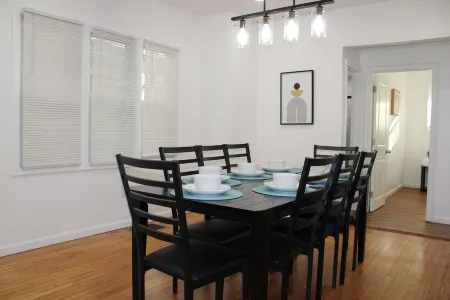 Modern 4 Bedroom Home in Wilmington Отели рядом с достопримечательностью «E. I. du Pont Home and Garden»