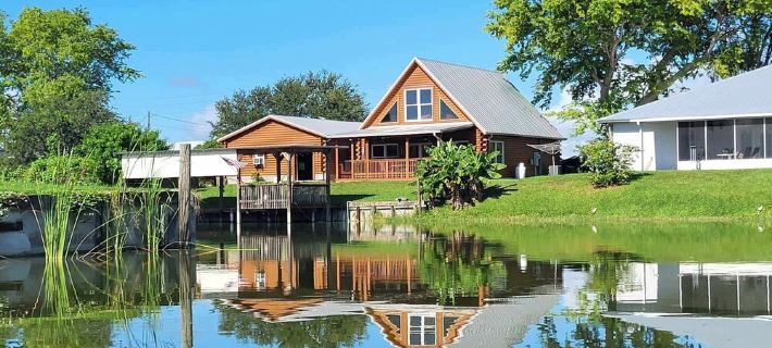 Cabin with Boat Dock Hotels in Okeechobee County