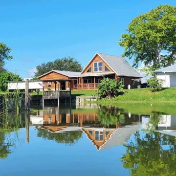 Cabin with Boat Dock Отели в г. Окичоби
