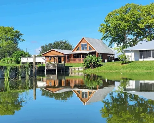 Cabin with Boat Dock Hotels in Okeechobee County