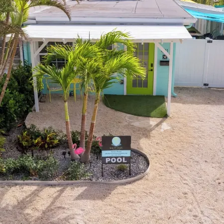 Close to beach, private heated pool, bikes, beach chairs & more!
