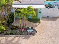 Close to beach, private heated pool, bikes, beach chairs & more!