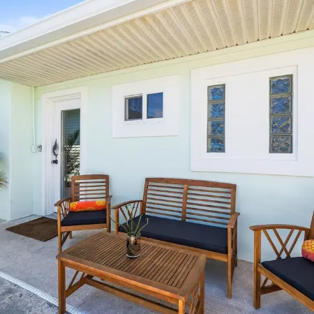 Oasis House: Heated Pool & Spa 300ft Walk to Beach