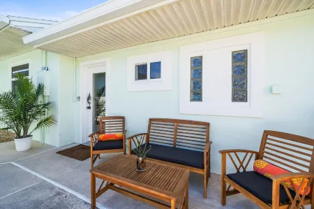 The Oasis House, heated pool/jacuzzi walk to beach