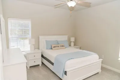 Hotty Toddy! Newly Renovated 2 Bedroom, 2 Bathroom. Walk to Grove! 1st Floor. Hotels near Lamar Park