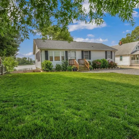 Picture Perfect  Waterfront in town  Sleeps 6  Expansive Outdoor dining area