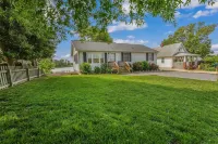 Picture Perfect  Waterfront in town  Sleeps 6  Expansive Outdoor dining area - 3-Star