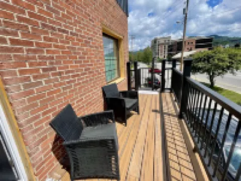 Eccentric Privy-Sleeps6. 2nd floor & outdoor deck Hotels in Pike County