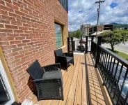 Eccentric Privy-Sleeps6. 2nd floor & outdoor deck