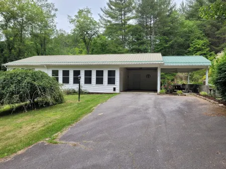 Peaceful creek side getaway nestled in the Blue Ridge Mountains