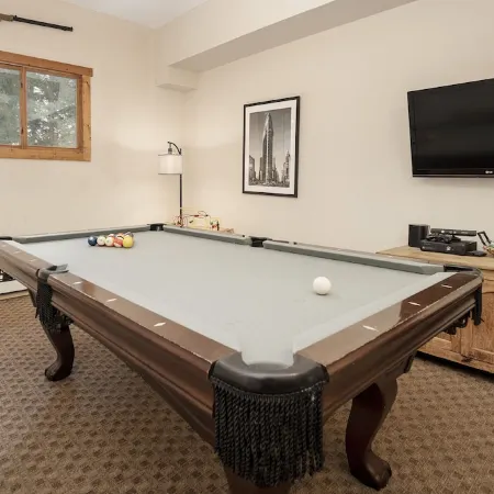 Creekside Luxury Retreat • 8Br • Walk to Shops, Dining & Shuttle • Sleeps 22