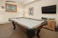 Creekside Luxury Retreat • 8Br • Walk to Shops, Dining & Shuttle • Sleeps 22