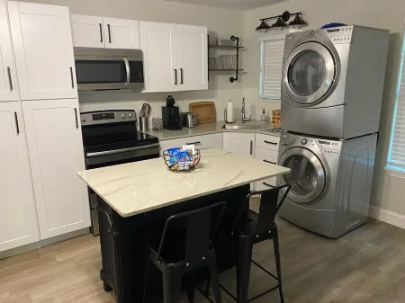 Quiet, peaceful little cabin just one mile from flowing wells marina