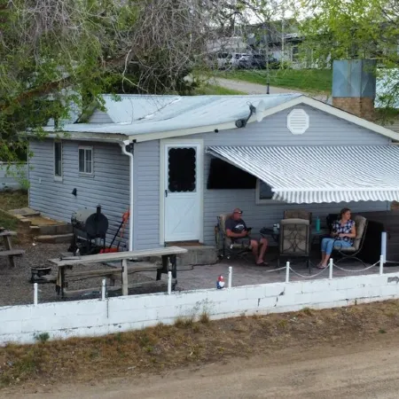 Charming 2 Bedroom Waterfront Cabin at West Magic Id. 83352 with Hot Tub.