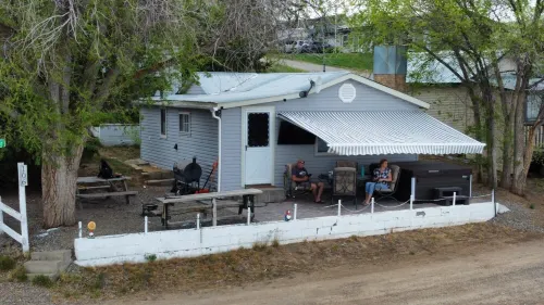 Charming 2 Bedroom Waterfront Cabin at West Magic Id. 83352 with Hot Tub.