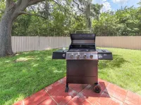 Venice Palm Villa - Minutes to the Beach - Screened Patio- Fenced yard! Hotels in Venice Gardens