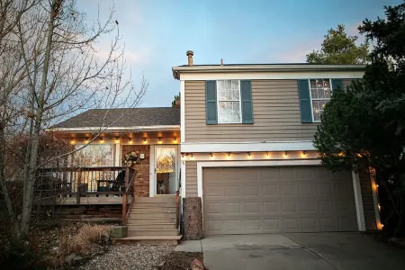 The Flower Artist Home- walk to Pub, Shops & Trails. Dog-friendly! Отели в г. Lafayette