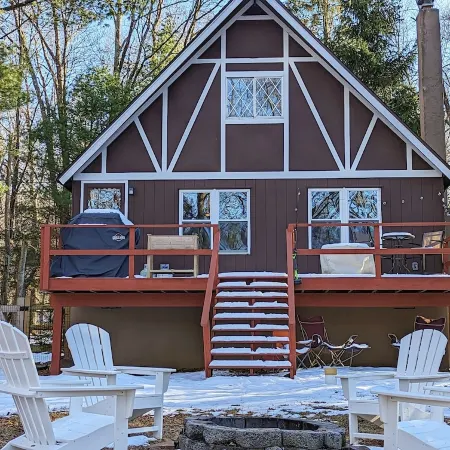 Charming Colville Cottage with King Bed/Deck/Pet Friendly!