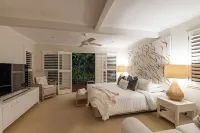 "Summer Salt Sunshine + Pets & HEATED POOL 150m to the beach!