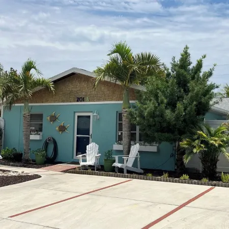 Island Duplex unit: 2-bed/2-bath close to beach, pets welcome