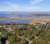 Donna’s Charm: 3 bedroom/king suite/pools/golf