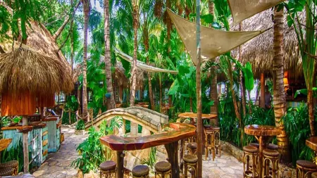 Explorers Retreat in Jupiter Inlet Village Отели рядом с достопримечательностью «Uptown Art Jupiter»