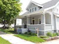 Location! Location! Location! 5 Bedroom Home 1 Block From Downtown Decorah โรงแรมในเดคอราห์