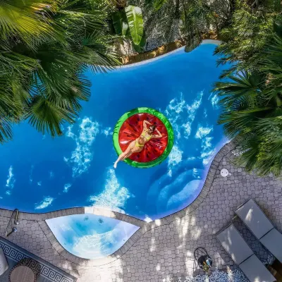 DIAMOND ESTATES: MIAMI - 6 QUEEN, 3 FULL BATH, POOL, BAR ROOM, BALCONY
