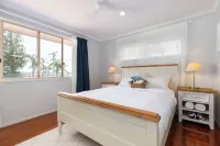 Lovely Waterfront Beach House, Pet-Friendly Hotels in Buddina