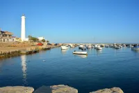 Bright apartment overlooking the beach and direct access to the sea