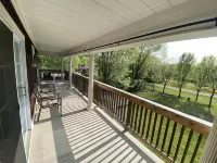 Large Townhouse overlooking Bellaire 2 blocks away Hotels in Kearney Township