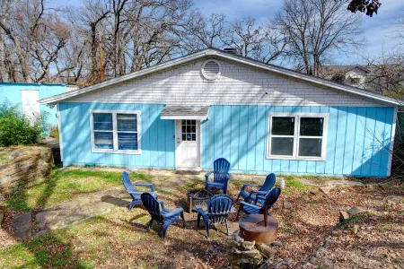 Cozy lake side villa for family getaway. Pet-friendly