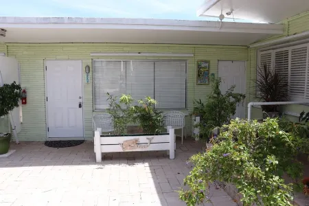 Beach studio with pool 200 meters from the beach