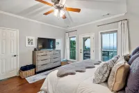 Mountaintop Retreat w/2 Decks & Breathtaking Views- Steps from Mt. Nebo Trails!