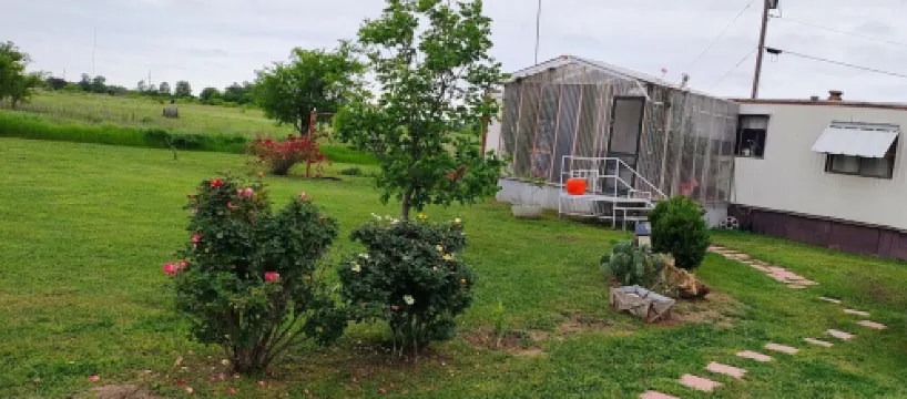 Charming 3-bedroom mobile home with Starlink WiFi in serene area of Stephenville