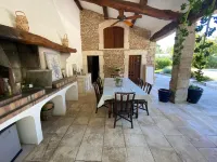Mas Provençale Entouré de Pommiers, Piscine et Terrain de Tennis