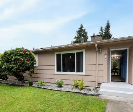 Centrally located, newly renovated home Отели в г. Федерал-Уэй